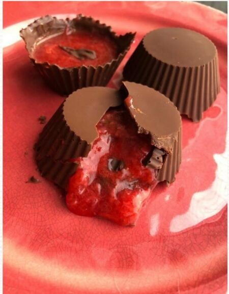 Bombom fit de morango com chocolate 70% sem açúcar