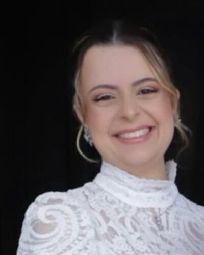 Foto de Joana Kalil sorrindo, paciente com depoimento sobre acompanhamento nutricional